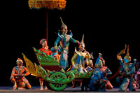 Bangkok. Rendimiento tailandés danza clásica en el teatro Salachalermkrung en Bangkok, Tailandia. Clásica Khon-danza tailandesa enmascarado en el Royal Theatre Sala Chalermkrung Con motivo Anspicious al Trono, la Fundación Chalermkrung Sala, la Oficina de la Propiedad de la Corona y de la Autoridad de Turismo de Tailandia organizó conjuntamente el rendimiento enmascarado Clásica Khon-Thai titulado 'Pra Chakrawatan' durante diciembre 2005-julio 2006 en el Royal Theatre sala Chalermkrung.