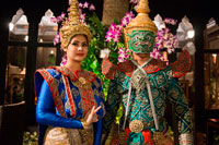 Bangkok. Rendimiento tailandés danza clásica en Salathip Restaurante, Hotel, Shangri La, Bangkok, Tailandia, Asia. Salathip está ubicado cerca de Nueva Carretera en Soi Wat Suan Phlu y está dentro del Shangri-La Hotel, Bangkok. Que sirve platos tradicionales y clásicos por las aguas que fluyen del río Chao Phraya, el "río de los reyes". Las actuaciones tradicionales tailandeses alojados en el restaurante (7-10 pm durante la semana) sin duda mantendrá pegado al centro del escenario. Y si tienes suerte, incluso se puede promulgar una historia que está estrechamente ligada a la cultura hindú! No se sorprenda si se promulgan el Ramayana delante de sus propios ojos! Los huéspedes pueden relajarse en el interior, o bien optar por comer al aire libre junto al río, que puede conseguir refrescante debido a un ambiente ventoso suave durante la noche.