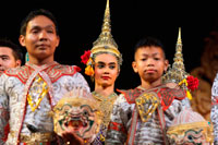 Bangkok. Rendiment tailandès dansa clàssica al teatre Salachalermkrung a Bangkok, Tailàndia. Clàssica Khon-dansa tailandesa emmascarat al Royal Theatre Sala Chalermkrung Amb motiu Anspicious al Tron, la Fundació Chalermkrung Sala, l'Oficina de la Propietat de la Corona i de l'Autoritat de Turisme de Tailàndia va organitzar conjuntament el rendiment emmascarat Clàssica Khon-Thai titulat 'pra Chakrawatan 'durant el desembre 2005-juliol 2006 al Royal Theatre sala Chalermkrung. La Sala Chalermkrung Teatre Real presenta ara proundly un nou episodi de Khon-emmascarat dansa titulada 'Hanuman Chankamhaeng', un extracte de la història Ramakien.