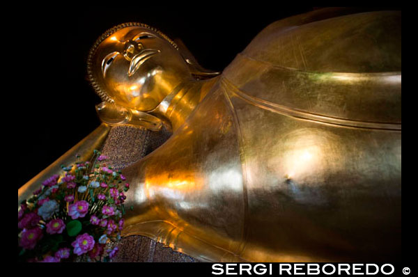 El Buda Reclinado, Templo Wat Pho, Isla Rattanakosin, en Bangkok, Tailandia. Wat Pho (Templo del Buda Reclinado), o Wat Phra Chetuphon, se encuentra detrás del Templo del Buda de Esmeralda y una cita obligada para cualquier visitante por primera vez en Bangkok. Es uno de los mayores complejos de templos de la ciudad y famoso por su gigantesco Buda reclinado que mide 46 metros de largo y está cubierto de pan de oro. Es un fácil paseo de diez minutos entre aquí y el Gran Palacio, y se recomienda a venir a Wat Pho segundo, porque a pesar de que el Buda de oro aquí es tan populares que muchas personas no se toman el tiempo para pasear por el resto del complejo, así la experiencia tiende a ser mucho más relajante. Esto también es un gran lugar para disfrutar de un masaje tradicional tailandés. Wat Pho es a menudo considerada la principal escuela de masaje en Tailandia, por lo que realmente están en buenas manos aquí. Desde diciembre de 2012, entrada al templo cuesta 100 baht y se puede visitar en cualquier momento 08:00-17:00.