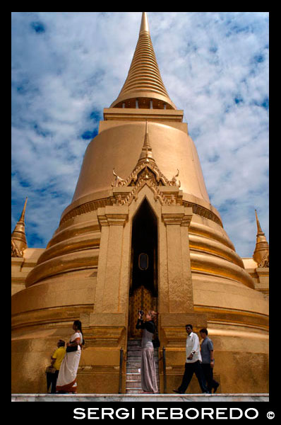 Golden stupa, Temple of the Emerald Buddha (Wat Phra Kaew) in the Grand Palace, Bangkok, Thailand, Southeast Asia, Asia. The Grand Palace RTGS: Phra Borom Maha Ratcha Wang is a complex of buildings at the heart of Bangkok, Thailand. The palace has been the official residence of the Kings of Siam (and later Thailand) since 1782. The king, his court and his royal government were based on the grounds of the palace until 1925. The present monarch, King Bhumibol Adulyadej (Rama IX), currently resides at Chitralada Palace, but the Grand Palace is still used for official events. Several royal ceremonies and state functions are held within the walls of the palace every year. The palace is one of the most popular tourist attractions in Thailand. The Outer Court or Khet Phra Racha Than Chan Na of the Grand Palace is situated to the northwest of the palace (the northeast being occupied by the Temple of the Emerald Buddha). Entering through the main Visetchaisri Gate, the Temple of the Emerald Buddha is located to the left, with many public buildings located to the right. The Temple of the Emerald Buddha or Wat Phra Kaew known formally as Wat Phra Si Rattana Satsadaram, is a royal chapel situated within the walls of the palace. Incorrectly referred to as a Buddhist temple, it is in fact a chapel; it has all the features of a temple except for living quarters for monks. Built in 1783, the temple was constructed in accordance with ancient tradition dating back to Wat Mahathat, a royal chapel within the grounds of the royal palace at Sukhothai, and Wat Phra Sri Sanpetch at Ayutthaya. The famed Emerald Buddha is kept within the grounds of the temple.