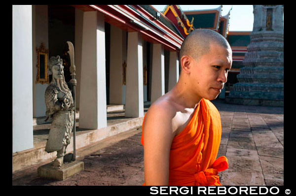 Monje budista dentro de templo de Wat Pho, Bangkok, Tailandia. Wat Pho (Templo del Buda Reclinado), o Wat Phra Chetuphon, se encuentra detrás del Templo del Buda de Esmeralda y una cita obligada para cualquier visitante por primera vez en Bangkok. Es uno de los mayores complejos de templos de la ciudad y famoso por su gigantesco Buda reclinado que mide 46 metros de largo y está cubierto de pan de oro. Es un fácil paseo de diez minutos entre aquí y el Gran Palacio, y se recomienda a venir a Wat Pho segundo, porque a pesar de que el Buda de oro aquí es tan populares que muchas personas no se toman el tiempo para pasear por el resto del complejo, así la experiencia tiende a ser mucho más relajante. Esto también es un gran lugar para disfrutar de un masaje tradicional tailandés. Wat Pho es a menudo considerada la principal escuela de masaje en Tailandia, por lo que realmente están en buenas manos aquí. Desde diciembre de 2012, entrada al templo cuesta 100 baht y se puede visitar en cualquier momento 08:00-17:00.