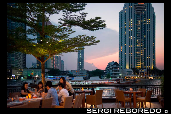 Chao Phraya viws. Terraza Restaurante, Río, Salón, Hotel, Shangri La, Bangkok, Tailandia, Asia. Usted se echó hacia atrás en su barco de cola larga, totalmente relajado, ya que serpentea por el río Chao Phraya hacia su destino - Shangri-La Hotel, Bangkok. Su barco llega en el hotel. Con una cálida sonrisa, el portero te lleva a tu habitación. Usted está encantado con lo que ves. La lujosa habitación cuenta con una decoración de inspiración tailandesa, con techos altos, lámparas de araña y amplios balcones con vistas memorables del río Chao Phraya. Acabados de seda y madera de teca añaden un toque de elegancia. Sus ojos se cierran suavemente en el capricho de relax de la embarcación y que recuerdan todas las actividades maravillosas del día. De compras en los centros comerciales brillantes, boutiques y mercados al aire libre. Visitar el Gran Palacio y maravillado por su magnífica arquitectura y diseños intrincados. Respirar el aroma de la comida de la calle como tuk tuks acercar a tu alrededor. Watching monjes azafrán-vestida reverencia antes de Budas gigantes en los templos serenos. Es hora de la cena y se dirige de nuevo a Salathip restaurante del hotel, donde se instala en un pabellón de teca tradicional tailandés. Bailarines tailandeses Graceful realizan mientras se disfruta de una cocina elaborada con especias aromáticas. Ahora para algo que usted ha estado esperando todo el día. Te registras en el hotel varias veces premiado CHI, The Spa, en el Shangri-La. Se cae en el Ritual Tsangpo, que incluye la firma CHI Balance Masaje para calmar la mente, equilibrar la energía y vigorizar los sentidos. Como usted pone en la suite spa disfrutando de la sensación de felicidad absoluta, se siente muy agradecido por todos los placeres que ha experimentado hoy. Y todo comenzó en el exquisito Shangri-La Hotel, Bangkok.