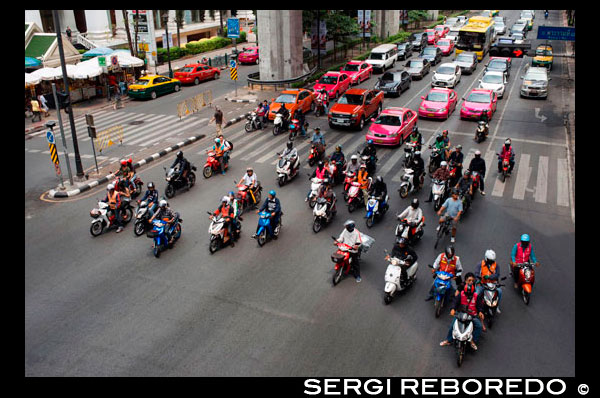 El trànsit a Bangkok prop MBK centre de Tailàndia el sud-est d'Àsia. Motos són ubics a Tailàndia, però els cascos no són. Els activistes tenen com a objectiu fer front a un problema que cobra milers de vides. Tailàndia ocupa el pitjor del món per a motocicletes i vehicles de dues rodes baixes, amb més de 11.000 conductors de motocicletes o passatgers morint anualment. Les estadístiques oficials indiquen aquest compte incidents el 70% de les morts en carretera del país. Molts moren perquè no porten un casc. D'acord amb un informe de la Fundació de Seguretat de la motocicleta, genets sense cascos a Tailàndia són entre dues i tres vegades més probabilitats de ser assassinats, i tres vegades més propensos a patir un "resultat desastrós". El govern de Tailàndia va introduir un "any del casc" en 2010 i està seguint amb una campanya d'ús del casc 100% per ressaltar el perill de viatjar sense protecció. Tots dos esquemes són part d'un ambiciós "pla mestre sobre la seguretat viària", dirigit a donar en el blanc de l'ONU - establert per dècada de l'organització d'acció per a la seguretat viària (pdf) - de menys de 10 morts per cada 100.000 persones. No obstant això, Tailàndia segueix sent molt allunyada de la marca; només el 47% d'aquestes manejar o muntar cascos de desgast del seient del darrere. Les xifres oficials suggereixen els països asiàtics veïns els va una mica millor, amb les motos que representen el 61% de les víctimes mortals a Indonèsia, el 58% a Malàisia i el 62,8% a Cambodja.