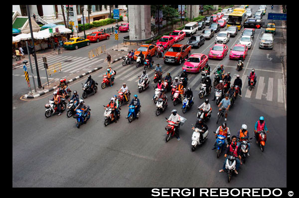 El tráfico en Bangkok Cerca MBK centro de Tailandia el sudeste de Asia. Motos son ubicuos en Tailandia, pero los cascos no son. Los activistas tienen como objetivo hacer frente a un problema que cobra miles de vidas. Tailandia ocupa el peor del mundo para motocicletas y vehículos de dos ruedas bajas, con más de 11.000 conductores de motocicletas o pasajeros muriendo anualmente. Las estadísticas oficiales indican dicha cuenta incidentes el 70% de las muertes en carretera del país. Muchos mueren porque no llevan un casco. De acuerdo con un informe de la Fundación de Seguridad de la motocicleta, jinetes sin cascos en Tailandia son entre dos y tres veces más probabilidades de ser asesinados, y tres veces más propensos a sufrir un "resultado desastroso". El gobierno de Tailandia introdujo un "año del casco" en 2010 y está siguiendo con una campaña de uso del casco 100% para resaltar el peligro de viajar sin protección. Ambos esquemas son parte de un ambicioso "plan maestro sobre la seguridad vial", dirigido a dar en el blanco de la ONU - establecido por década de la organización de acción para la seguridad vial (pdf) - de menos de 10 muertes por cada 100.000 personas. Sin embargo, Tailandia sigue siendo muy alejada de la marca; sólo el 47% de esas manejar o montar cascos de desgaste del asiento trasero. Las cifras oficiales sugieren los países asiáticos vecinos les va un poco mejor, con las motos que representan el 61% de las víctimas mortales en Indonesia, el 58% en Malasia y el 62,8% en Camboya.