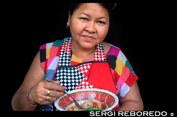 Una mujer comiendo una típica ensalada de papaya verde en las calles de Bangkok. Esta ensalada de papaya verde, también conocido como "som tam", es popular en todo el mundo, y cuando te gusto él se puede saber por qué. El sabor ligeramente ácido de la papaya verde combina maravillosamente con la especia de chile rojo y la salinidad de salsa de pescado y la dulzura de la miel (tenga en cuenta que también puede hacerse vegetariana / vegana - ver receta). Ensalada de papaya verde es un plato muy bien único y lleno de sabor que hará una gran impresión. También es fácil de hacer, baja en calorías y muy nutritivo. Así que trate de este Som tam receta para la cena de esta noche !. Ensalada de papaya verde es una ensalada picante de papaya verde rallado. Es de origen Lao pero también se come todo el sudeste asiático. Localmente conocido en Camboya como el bok l'hong, en Laos como som tam o el hoong maak nombre tam más específica, en Tailandia como som tam, y en Vietnam como goi du du. Som tam, la variación de Tailandia, fue incluido en el número 46 en 50 alimentos más deliciosos del mundo recopilados por CNN Go en 2011.