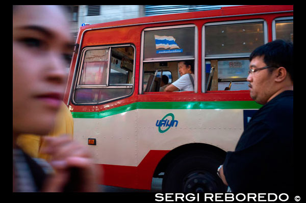 El autobús público en la calle. Vea abajo de la carretera Thanon Yaowarat en la noche en el céntrico barrio de Chinatown de Bangkok, Tailandia. Yaowarat y Phahurat es multicultural barrio de Bangkok, situada al oeste de Silom y sureste de Rattanakosin. Yaowarat Road es el hogar de la comunidad china grande de Bangkok, mientras que los de etnia india se han congregado alrededor Phahurat Road. Durante el día, Yaowarat no se ve muy diferente de cualquier otra parte de Bangkok, aunque el barrio se siente como un gran mercado de la calle y hay algunas joyas ocultas esperando a ser explorado. Pero por la noche, los letreros de neón resplandecientes con caracteres chinos están encendidos y las multitudes de los restaurantes se dejan caer por las calles, convirtiendo la zona en una miniatura de Hong Kong (menos los rascacielos). Phahurat es un lugar excelente para la compra de telas, accesorios y objetos religiosos. Una visita a la zona no está completa sin contar con algunos de sus manjares sorprendentes que se venden por una absoluta ganga - como nido de pájaro o algunos curries indios. El barrio chino de Bangkok es una atracción turística popular y un refugio de alimentos para gourmands de nueva generación que se reúnen aquí después del atardecer para explorar la vibrante cocina a pie de calle. A la hora del día, no es menos concurrido, como hordas de compradores descienden sobre esta franja de 1 km y adyacente Charoenkrung camino para obtener valor de un día de primera necesidad, el oro del comercio, o pagar una visita a uno de los templos chinos. Repleto de puestos de mercado, restaurantes callejeros y una densa concentración de tiendas de oro, el barrio chino es una experiencia que no te pierdas. La energía que emana de sus interminables filas de madera casas-tienda es llano contagiosa - que le mantendrá con ganas de volver por más. Planifique su visita durante los grandes festivales, como el Año Nuevo Chino, y verá Bangkok Chinatown en su mejor momento.