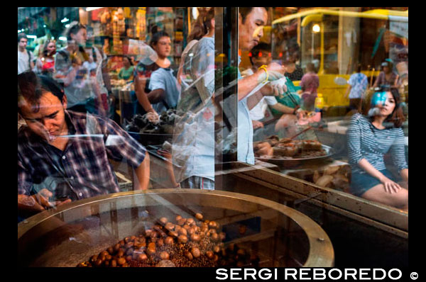 Castañas asadas, el barrio chino de Bangkok, Tailandia. Parada del mercado y la comida de la calle están preparando en el barrio chino de Bangkok, Tailandia. Yaowarat, el barrio chino de Bangkok, es el más famoso destino comida de la calle en el mundo y el distrito de comedor favorito local. En esta aventura la noche temprano, traemos a descubrir los sabores sofisticados de comunidad de 200 años de Bangkok que es rica en tradición entre Tailandia y China y la comida deliciosa. Durante el recorrido usted tendrá que caminar para explorar y degustar la cocina local de 7 restaurantes famosos, varió de vendedores ambulantes de alimentos a renombrados comensales entre Tailandia y China. Entre cada lugar de degustación, obtendrá la exposición detrás de la escena de este barrio único: el cumplimiento de los personajes animados del bazar comida, escuchar sus historias memorables, y visitar monumentos religiosos y culturales. Es nuestra meta para ofrecerle una deliciosa y única aventura que pondrá de relieve su viaje a Bangkok con la experiencia entusiasta más memorable. Siga la manada de lobos. Con un montón de cosas para ver y una gran variedad de alimentos para elegir, incluso los tailandeses de otras partes del país tuvo dificultades para navegar a sí mismos en Yaowarat. Nuestro tour de 3.5 horas tiene como objetivo ayudar a los visitantes dan a conocer el secreto de Chinatown a través de sus diversos gustos y fascinante tradición. Según lo recomendado por CNN Travel, nuestra Yawarat Noche Foodie Walk es sólo un camino perfecto para aquellos que buscan experimentar calles de visita obligada de Bangkok como ya se ha visto en numerosos shows de viaje y películas de gran hit, incluyendo Hangover Part II.