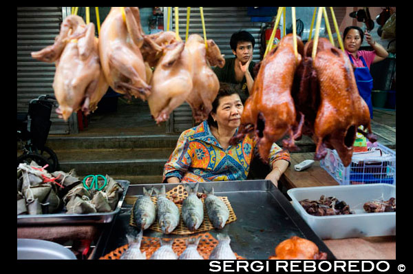 Market stall and street food being prepared in Chinatown Bangkok, Thailand. Yaowarat, Bangkok’s Chinatown, is the World’s most renowned street food destination and the local favorite dining district. On this early night adventure, we bring to you discover the sophisticated flavors of Bangkok’s 200 years old community that is rich with Thai-Chinese tradition & delicious food. During the tour you will walk to explore & taste local cuisines from 7 famous eateries, varied from street food vendors to renowned Thai-Chinese diners. Between each tasting location, you will get behind-the-scene exposure of this unique neighborhood: meeting the food bazaar’s lively characters, hearing its memorable stories, and visiting religious and cultural landmarks. It’s our goal to provide you with a delicious and unique adventure that will highlight your Bangkok trip with the most memorable foodie experience. Follow the wolf pack. With lots of thing to see and a large variety of foods to choose from, even Thais from other parts of the country found it difficult to navigate themselves in Yaowarat. Our 3.5 hours tour aims to help visitors unveil the secret of Chinatown through its various tastes and fascinating tradition. As recommended by CNN Travel, our Yaowarat Night Foodie Walk is just a perfect trail for those seeking to experience Bangkok’s must-visit streets as you have already seen in numerous of travel shows and big-hit movies, including Hangover Part II.