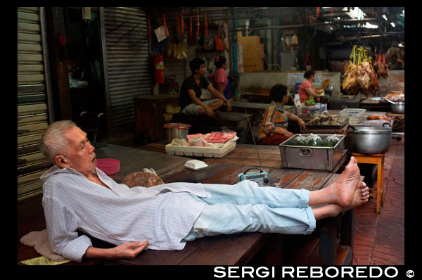 Mayor estirado y durmiendo en un tatami en un alimento Parada del mercado y la calle está preparando en el barrio chino de Bangkok, Tailandia. Yaowarat, el barrio chino de Bangkok, es el más famoso destino comida de la calle en el mundo y el distrito de comedor favorito local. En esta aventura la noche temprano, traemos a descubrir los sabores sofisticados de comunidad de 200 años de Bangkok que es rica en tradición entre Tailandia y China y la comida deliciosa. Durante el recorrido usted tendrá que caminar para explorar y degustar la cocina local de 7 restaurantes famosos, varió de vendedores ambulantes de alimentos a renombrados comensales entre Tailandia y China. Entre cada lugar de degustación, obtendrá la exposición detrás de la escena de este barrio único: el cumplimiento de los personajes animados del bazar comida, escuchar sus historias memorables, y visitar monumentos religiosos y culturales. Es nuestra meta para ofrecerle una deliciosa y única aventura que pondrá de relieve su viaje a Bangkok con la experiencia entusiasta más memorable. Siga la manada de lobos. Con un montón de cosas para ver y una gran variedad de alimentos para elegir, incluso los tailandeses de otras partes del país tuvo dificultades para navegar a sí mismos en Yaowarat. Nuestro tour de 3.5 horas tiene como objetivo ayudar a los visitantes dan a conocer el secreto de Chinatown a través de sus diversos gustos y fascinante tradición. Según lo recomendado por CNN Travel, nuestra Yawarat Noche Foodie Walk es sólo un camino perfecto para aquellos que buscan experimentar calles de visita obligada de Bangkok como ya se ha visto en numerosos shows de viaje y películas de gran hit, incluyendo Hangover Part II.