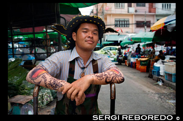 Pak Khlong Talat és un mercat a Bangkok coneguda per les seves flors a l'engròs. No obstant això, poc s'ha escrit sobre els volums de fruites i verdures fresques en el qual Pak Khlong Talat va ser una vegada establerta durant el seu regnat com el major mercat de productes a granel de Bangkok. Durant una visita primerenca matí de diumenge, vam explorar una de les més impressionants mostres de productes frescos en els quals m'he trobat. El Pak Khlong Talat és un mercat de productes a l'engròs, és evident per les seves exhibicions massives de fruites i verdures. No es teixeixen cistells la mida de barrils de vi que són la llar de gingebre ratllat, els xilis, i les taronges; manats d'herba de llimona i espàrrecs amb prou feines capaç d'encaixar sota el braç; camions de cols, cebes i all. El gran volum de producció és increïble! Hi ha una gran quantitat de moviment amb el producte en si. Cotxes de mà, apilats sis o vuit peus d'alt amb bosses i cistelles, es poden observar regularment el portaven pels carrers estrets. Aquests béns estan en camí per ser lliurat a altres mercats o restaurants. Enormes pantalles belles i agrestes, de fruites i hortalisses fresques s'estiren més i més en tot el mercat. Gairebé la fruita perfecta s'estableixen en la repetició de files per als compradors potencials. La varietat és interminable. Algunes pantalles no eren els de taula muntatges solem veure. El mercat sembla estendre des de cases-botiga de dos i tres pisos incrustats al llarg dels carrers estrets del mercat. Vestíbuls Garatge serveixen com a àrees per organitzar temporalment piles de productes frescos. El que fa que el mercat Pak Khlong Talat memorable i diferent d'altres mercats que hem visitat és la tranquil·litat tranquil que evoca. És bastant grans (diversos sou d'ample) i perquè està a Bangkok, esperava que s'omple de gent, tant els tailandesos i turistes estrangers.