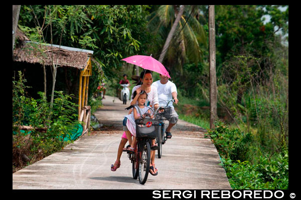 Turistes asiàtics completen l'illa en bicicleta. Ko Kret (també Koh Kréd) és una illa en el riu Chao Phraya, a 20 km al nord de Bangkok, Tailàndia. L'illa només data de 1722, quan un canal va ser construït com una drecera per eludir una corba en la branca d'OM Kret del riu Chao Phraya. Mentre el canal es va ampliar diverses vegades, la secció tallada finalment es va convertir en una illa separada. L'illa segueix servint de refugi a les tribus dl que van dominar el centre de Tailàndia entre els segles dècim sisè i ja han mantingut una identitat diferenciada en la seva versió del budisme i, en particular a Ko. Una forma d'arribar a Ko Kret és prendre la vegada a la setmana Chao Phraya Express, que surt del moll central (BTS Saphan Taksin) tots els diumenges a les 09:00 i visita una sèrie d'atraccions, abans de tornar a les 15:30. El cost del creuer i la visita guiada és de 300 baht (sense dinar). Moltes altres companyies també ofereixen excursions similars, sovint només com una parada en un viatge més llarg riu amunt a Ayutthaya. Independent viatges a Ko Kret pot ser una mica més difícil. L'opció més fàcil és agafar l'autobús públic 166 del Monument a la Victòria que recorre tot el camí fins al mercat a Pak Kret. A partir d'aquí, cal caminar uns 500 metres (o prendre un moto / samlor) cap al riu fins al moll del ferri, que es troba darrere de Wat Sanam Neua. Si surt l'autobús abans que l'O-Turn simplement continuar cap al riu. A l'esquerra veureu l'entrada a un mercat bastant discret. Introdueix aquest segueixi el mercat, sempre i quan es pot (és a dir, quedar-se amb les botigues). Finalment s'arriba a prop del Wat i la ruta serà molt evident.