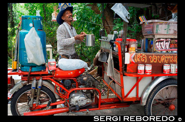 Bar caffe en una motocicleta. Preparació del cafè i begudes. Ko Kret (també Koh Kréd) és una illa en el riu Chao Phraya, a 20 km al nord de Bangkok, Tailàndia. L'illa només data de 1722, quan un canal va ser construït com una drecera per eludir una corba en la branca d'OM Kret del riu Chao Phraya. Mentre el canal es va ampliar diverses vegades, la secció tallada finalment es va convertir en una illa separada. L'illa segueix servint de refugi a les tribus dl que van dominar el centre de Tailàndia entre els segles dècim sisè i ja han mantingut una identitat diferenciada en la seva versió del budisme i, en particular a Ko. Una forma d'arribar a Ko Kret és prendre la vegada a la setmana Chao Phraya Express, que surt del moll central (BTS Saphan Taksin) tots els diumenges a les 09:00 i visita una sèrie d'atraccions, abans de tornar a les 15:30. El cost del creuer i la visita guiada és de 300 baht (sense dinar). Moltes altres companyies també ofereixen excursions similars, sovint només com una parada en un viatge més llarg riu amunt a Ayutthaya. Independent viatges a Ko Kret pot ser una mica més difícil. L'opció més fàcil és agafar l'autobús públic 166 del Monument a la Victòria que recorre tot el camí fins al mercat a Pak Kret. A partir d'aquí, cal caminar uns 500 metres (o prendre un moto / samlor) cap al riu fins al moll del ferri, que es troba darrere de Wat Sanam Neua. Si surt l'autobús abans que l'O-Turn simplement continuar cap al riu. A l'esquerra veureu l'entrada a un mercat bastant discret. Introdueix aquest segueixi el mercat, sempre i quan es pot (és a dir, quedar-se amb les botigues). Finalment s'arriba a prop del Wat i la ruta serà molt evident.