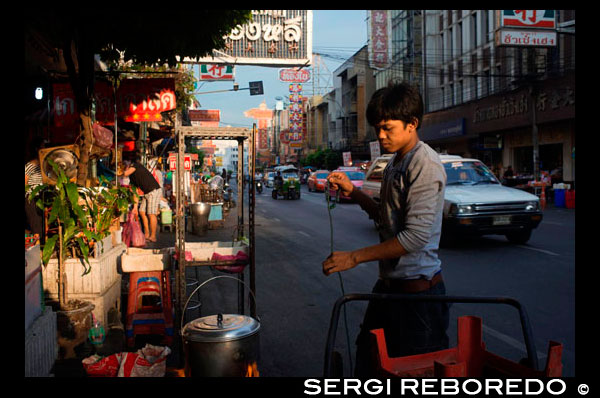 Carretera Thanon Yaowarat a la nit al cèntric barri de Chinatown de Bangkok, Tailàndia. Yaowarat i Phahurat és multicultural barri de Bangkok, situada a l'oest de Silom i sud-est de Rattanakosin. Yaowarat Road és la llar de la comunitat xinesa gran de Bangkok, mentre que els d'ètnia índia s'han congregat al voltant Phahurat Road. Durant el dia, Yaowarat no es veu molt diferent de qualsevol altra part de Bangkok, encara que el barri se sent com un gran mercat del carrer i hi ha algunes joies ocultes esperant a ser explorat. Però a la nit, els rètols de neó resplendents amb caràcters xinesos estan encesos i les multituds dels restaurants es deixen caure pels carrers, convertint la zona en una miniatura de Hong Kong (menys els gratacels). Phahurat és un lloc excel·lent per a la compra de teles, accessoris i objectes religiosos. Una visita a la zona no està completa sense comptar amb alguns dels seus menjars sorprenents que es venen per una absoluta ganga - com niu d'ocell o alguns curris indis. El barri xinès de Bangkok és una atracció turística popular i un refugi d'aliments per gourmands de nova generació que es reuneixen aquí després del capvespre per explorar la vibrant cuina a peu de carrer. A l'hora del dia, no és menys concorregut, com hordes de compradors descendeixen sobre aquesta franja d'1 km i adjacent Charoenkrung camí per obtenir valor d'un dia de primera necessitat, l'or del comerç, o pagar una visita a un dels temples xinesos. Ple de llocs de mercat, restaurants de carrer i una densa concentració de botigues d'or, el barri xinès és una experiència que no et perdis. L'energia que emana de les seves interminables files de fusta cases-botiga és pla contagiosa - que el mantindrà amb ganes de tornar per més. Organitzeu la vostra visita durant els grans festivals, com l'Any Nou Xinès, i veurà Bangkok Chinatown en el seu millor moment.