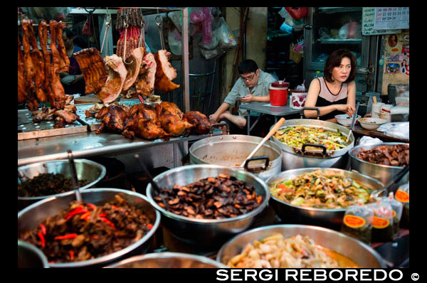 Parada del mercat i el menjar del carrer estan preparant al barri xinès de Bangkok, Tailàndia. Yaowarat, el barri xinès de Bangkok, és el més famós destí menjar del carrer en el món i el districte de menjador favorit local. En aquesta aventura la nit d'hora, portem a descobrir els sabors sofisticats de comunitat de 200 anys de Bangkok que és rica en tradició entre Tailàndia i la Xina i el menjar deliciós. Durant el recorregut vostè haurà de caminar per explorar i degustar la cuina local de 7 restaurants famosos, va variar de venedors ambulants d'aliments a renombrados comensals entre Tailàndia i la Xina. Entre cada lloc de degustació, obtindrà l'exposició darrere de l'escena d'aquest barri únic: el compliment dels personatges animats del basar menjar, escoltar les seves històries memorables, i visitar monuments religiosos i culturals. És la nostra meta per oferir-li una deliciosa i única aventura que posarà en relleu el seu viatge a Bangkok amb l'experiència entusiasta més memorable. Seguiu la rajada de llops. Amb un munt de coses per veure i una gran varietat d'aliments per triar, fins i tot els tailandesos d'altres parts del país va tenir dificultats per navegar a si mateixos en Yaowarat. El nostre tour de 3.5 hores té com a objectiu ajudar els visitants donen a conèixer el secret de Chinatown a través dels seus diversos gustos i fascinant tradició. Segons el recomanat per CNN Travel, la nostra Yawarat Nit Foodie Walk és només un camí perfecte per a aquells que busquen experimentar carrers de visita obligada de Bangkok com ja s'ha vist en nombrosos xous de viatge i pel·lícules de gran hit, incloent Hangover Part II.