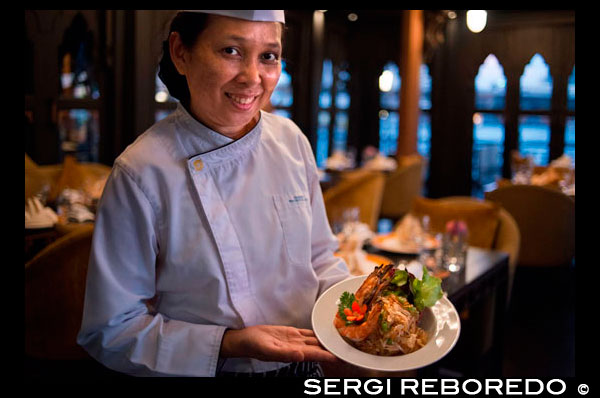 Tussanee Putkaew, el xef dona de Salathip Restaurant, Hotel, Shangri La, Bangkok, Tailàndia, Àsia. Salathip és a prop de Nova Carretera a Soi Wat Suan Phlu i està dins el Shangri-La Hotel, Bangkok. Que serveix plats tradicionals i clàssics per les aigües que flueixen del riu Chao Phraya, el "riu dels reis". Salons de massatge, mercats nocturns i un munt de menjar tailandès - que resumeix molt bé la seva experiència a la gran ciutat de Bangkok. Entusiastes del menjar com jo segurament prestar més atenció als aspectes culinaris de la ciutat (i, per descomptat, anar de compres - però què noia no?). I guanyar el nostre cor i assegurar un alt pedestal és Salathip, un restaurant tailandès situat per Shangri La Bangkok, situat just al costat del riu Chao Phraya. Namaste, Sawasdee Ka, i un somriure càlida tard que estan asseguts a la taula amb els tovallons establerts a la falda. Una mirada pel lloc presenta tres pavellons de teca construït o 'saalas', el que significa salons, amb l'obra sofisticada i detallada, el que representa una celebració de l'arquitectura tailandesa i decoració. Les impressionants estructures situades d'exuberants jardins tropicals, se sumen a la magnificència culinària que el xef i tot l'equip (especialment el gerent) posen en oferta.