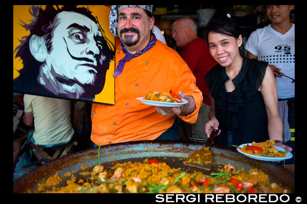 Viva 8 chef Fernando Andrés Yusta posing near sea food paella pan, Chatuchak Weekend Market. Chatuchak Weekend Market or Jatujak Market; is one of the world's largest weekend markets covers area of 70 rai (27 Acres) altogether divided into 27 Sections, contains more than 15,000 booths selling goods from every part of Thailand. Chatuchak Weekend Market,is very popular shopping centre to Thais and has become a popular place to tourists and foreigners who stay in Bangkok, has over 200,000 visitors each day(SAT-SUN) 30% is foreign. There are almost everything can be found here at a bargaining local price (not a tourist price), and most vendors actually come from local factories, like antique wood carving, clay handicrafts, local souvenirs from every parts of Thailand, Buddhist amulets, wooden funitures, hand made decorated flowers, plant, ceramic wares, dools, Thai Bejarong, Chinese wares, graden decorated plants, stones, trendy fashions, silk, hill-tribe outfits, fluffy dogs and more miscellaneous, etc.