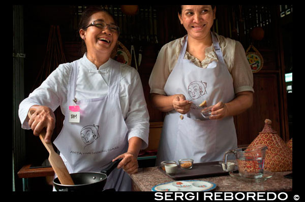 Escola de Cuina Amita tailandès. Bangkok. Tailàndia. Classe de cuina tailandesa Amita es troba dins el paisatge del riu Chao Phraya, a la riba de les artèries d'aigua que discorren pel casc antic de Bangkok. El nom d'Amita és una paraula sànscrita que significa literalment interminable, o l'eternitat. Li donem la benvinguda amb la cultura tailandesa reflectit en els intricats detalls de l'arquitectura, les delicioses fruites fresques dels arbres al jardí, la simplicitat dels estils de vida de Tailàndia pel riu i les generoses somriures de la gent tailandesa. I sí, els plaers de la cuina tailandesa. En Amita Thai Cooking Class, vostè aprendrà com preparar i cuinar molts plats favorits tailandesos de la nostra extensa llista de receptes com Khang Keaw Wan Gai (curri verd de pollastre en llet de coco), Phad Thai (Stir fregit fideus suaus arròs amb gambes i salsa de tamarinde) i Tom Yum Goong (sopa calenta i amarga Clar amb gambes fresques). Les classes són totalment pràctic, que l'animen a practicar tècniques de cuina tailandesa. Els nostres instructors li donarà a conèixer cuina tailandesa i explicar els quatre deliciosos plats que es cuina, abans que el condueix a través del nostre jardí d'herbes guarderia a recollir primer sense ajuda ingredients tailandesos frescos per als seus plats. Entre les varietats vegetals que es troben al jardí de l'escola són el pebre de Guinea, l'alfàbrega morada, llima kaffir, sarmentosum gaiter, raspall de plat i alfàbrega tailandesa. Els nostres instructors presentaran llavors una demostració de cuina i proporcionar mostres de degustació. En la seva estació de cuina personal, els instructors ho guiaran a través de la recepta pas a pas com es cuina el plat. Al final de la classe, un deliciós menjar de quatre plats preparada per vostè, s'establirà per dinar a la nostra terrassa d'estil tailandès amb vistes al canal. El lloc està ben ombrejada per molts mànec, carambola i es va aixecar pomeres. Viatjar a Amita Thai Cooking Class serà igual d'especial. El nostre cotxe li recollirà i conduir a través de les parts antigues de Bangkok Maharaj Pier. Des del vaixell privat, podrà gaudir de les vistes i els sons del riu Chao Phraya, com el Gran Palau Reial i el Temple de l'Aurora. El vaixell es convertirà en el canal Bangkok Yai, on podràs veure moltes cases encara tradicionalment per l'aigua, incloent la residència on estem ubicats.