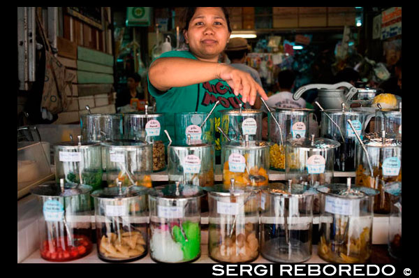 Ices and sweets store in Chatuchak Weekend Market or Jatujak Market; is one of the world's largest weekend markets covers area of 70 rai (27 Acres) altogether divided into 27 Sections, contains more than 15,000 booths selling goods from every part of Thailand. Chatuchak Weekend Market,is very popular shopping centre to Thais and has become a popular place to tourists and foreigners who stay in Bangkok, has over 200,000 visitors each day(SAT-SUN) 30% is foreign. There are almost everything can be found here at a bargaining local price (not a tourist price), and most vendors actually come from local factories, like antique wood carving, clay handicrafts, local souvenirs from every parts of Thailand, Buddhist amulets, wooden funitures, hand made decorated flowers, plant, ceramic wares, dools, Thai Bejarong, Chinese wares, graden decorated plants, stones, trendy fashions, silk, hill-tribe outfits, fluffy dogs and more miscellaneous, etc.