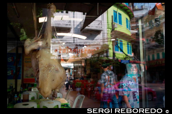 Pollo en un restaurante en la ciudad de China mercado de alimentos, Bangkok, Tailandia. Yaowarat, el barrio chino de Bangkok, es el más famoso destino comida de la calle en el mundo y el distrito de comedor favorito local. En esta aventura la noche temprano, traemos a descubrir los sabores sofisticados de comunidad de 200 años de Bangkok que es rica en tradición entre Tailandia y China y la comida deliciosa. Durante el recorrido usted tendrá que caminar para explorar y degustar la cocina local de 7 restaurantes famosos, varió de vendedores ambulantes de alimentos a renombrados comensales entre Tailandia y China. Entre cada lugar de degustación, obtendrá la exposición detrás de la escena de este barrio único: el cumplimiento de los personajes animados del bazar comida, escuchar sus historias memorables, y visitar monumentos religiosos y culturales. Es nuestra meta para ofrecerle una deliciosa y única aventura que pondrá de relieve su viaje a Bangkok con la experiencia entusiasta más memorable. Siga la manada de lobos. Con un montón de cosas para ver y una gran variedad de alimentos para elegir, incluso los tailandeses de otras partes del país tuvo dificultades para navegar a sí mismos en Yaowarat. Nuestro tour de 3.5 horas tiene como objetivo ayudar a los visitantes dan a conocer el secreto de Chinatown a través de sus diversos gustos y fascinante tradición. Según lo recomendado por CNN Travel, nuestra Yawarat Noche Foodie Walk es sólo un camino perfecto para aquellos que buscan experimentar calles de visita obligada de Bangkok como ya se ha visto en numerosos shows de viaje y películas de gran hit, incluyendo Hangover Part II.