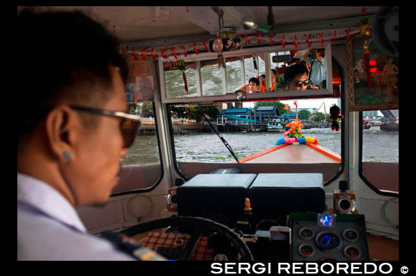 Conductor Chao Praya Barco expreso. Bangkok, barco público interior, ferry. Bangkok. Asia. El río Chao Phraya hace una gran manera de moverse, ya que muchos de los principales lugares de interés turístico son fácilmente accesibles desde el río. Chao Praya River Express opera un servicio regular de barco de arriba y abajo del río. Ordenar de un autobús en el agua. Los precios son muy baratos - se puede llegar a cualquier sitio para 11 baht a 25 baht (0,34 dólares a 0,76 dólares), dependiendo de la distancia y el tipo de barco. Hay muelles junto a muchos de los hoteles de ribera. Incluso si no te alojas en el río, si te vas a quedar cerca del sistema de tren elevado, puede coger un tren a la estación de Puente de Taksin. Un muelle de River Express se encuentra en el río justo debajo de la estación, y en general hay alguien de guardia en el muelle de venderle un boleto y ayudar a planificar su viaje. Los barcos pueden ser peligrosamente lleno de gente durante las horas pico de tráfico, por lo que evitar las horas punta .. Guía Pier Chao Phraya. Vías Navegables Bangkok. Embarcaderos interesantes que se encuentran a lo largo de la ruta Chao Phraya River Express Boat 21 kilometros. Templos, un mercado mojado o un enclave inesperado ... si es algo digno de ver, entonces es aquí. Una vez que hayas decidido qué muelles que desea visitar, utilice los enlaces a continuación para familiarizarse con las diferentes líneas de ferry, es decir, sus rutas, horarios y tarifas. Luego partió en su medida - la aventura en el Río de los Reyes - y muy barato. Un consejo rápido: de las cinco líneas que surcan el agua con la Bandera Naranja es su mejor apuesta - que funciona todo el día. Después de la mañana hora punta, barcos vienen cada 20 minutos hasta alrededor 16:00 cuando otras líneas patada en acción y barcos aparecen con mayor frecuencia. Si completamente confundido por el cuerpo a cuerpo, otra opción más cómoda es un "barco turístico ', aunque éstos sólo vienen cada 30 minutos. Horas de funcionamiento: 6:00-19:30 Precio: Normalmente entre 10 a 15 baht, aunque largos viajes en horas punta puede llegar a 30 baht (tarifas pagadas a bordo).