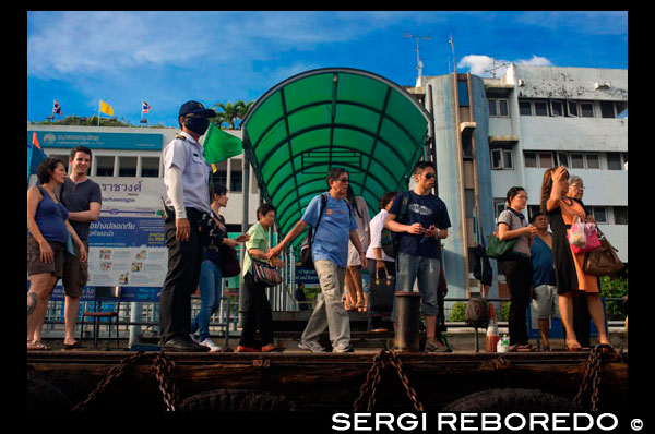 Chao Praya exprés parada de vaixell. Bangkok, vaixell Pública, ferri. Bangkok. Àsia. El riu Chao Phraya fa una gran manera de moure, ja que molts dels principals llocs d'interès turístic són fàcilment accessibles des del riu. Chao Praya River Express opera un servei regular de vaixell de dalt i baix del riu. Ordenar d'un autobús a l'aigua. Els preus són molt barats - es pot arribar a qualsevol lloc per a 11 baht a 25 baht (0,34 $ a 0,76 dòlars), depenent de la distància i el tipus de vaixell. Hi ha molls al costat de molts dels hotels de ribera. Fins i tot si no t'allotges al riu, si et quedaràs a prop del sistema de tren elevat, pot agafar un tren a l'estació de Pont de Taksin. Una molla de River Express es troba en el riu just a sota de l'estació, i en general hi ha algú de guàrdia al moll de vendre una butlleta i ajudar a planificar el seu viatge. Els vaixells poden ser perillosament ple de gent durant les hores punta de trànsit, de manera que evitar les hores punta .. Guia Pier Chao Phraya. Vies navegables Bangkok. Embarcadors interessants que es troben al llarg de la ruta Chao Phraya River Express Boat 21 quilòmetres. Temples, un mercat mullat o un enclavament inesperat ... si és una cosa digna de veure, llavors és aquí. Una vegada que hagis decidit quin molls que desitja visitar, utilitzeu els enllaços a continuació per familiaritzar-se amb les diferents línies de ferri, és a dir, les seves rutes, horaris i tarifes. Després va partir en la seva mesura - l'aventura en el Riu dels Reis - i molt barat. Un consell ràpid: de les cinc línies que solquen l'aigua amb la Bandera Taronja és la seva millor aposta - que funciona tot el dia. Després del matí hora punta, vaixells vénen cada 20 minuts fins al voltant 16:00 quan altres línies puntada en acció i vaixells apareixen amb més freqüència. Si completament confós pel cos a cos, una altra opció més còmoda és un "vaixell turístic ', encara que aquests només vénen cada 30 minuts. Hores de funcionament: 6: 00-19: 30 Preu: Normalment entre 10 a 15 Baht, encara que llargs viatges en hores punta pot arribar a 30 baht (tarifes pagades a bord).