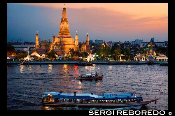 Paisaje en la puesta del sol del templo de Wat Arun de Chao Praya río desde el techo de la Sala Rattanakosin hotel. Bangkok. Tailandia. Asia. Restaurante y bar Sala Rattanakosin, restaurante sala de Rattanakosin, es una opción de comedor frente al río escénico, con vistas al legendario río Chao Phraya y el templo místico de la madrugada. Sala Rattanakosin bangkok también cuenta con el techo, este bar de la azotea y terraza en Bangkok ofrece ajuste de la orilla del río idílico para relajarse con una bebida fría al final de un día maravilloso turismo. En Sala Rattanakosin, nos aseguramos de que los clientes tengan una experiencia inolvidable, ya que disfrutar de nuestro bar de vinos y restaurante en Bangkok. EL TECHO. elegante bar al aire libre en la azotea y un salón, con impresionantes vistas al río Chao Phraya, el templo del amanecer (Wat Arun) y otros sitios históricos. sirviendo cerveza, cócteles, vinos y aperitivos diarios. Un pintoresco, restaurante frente al río, con vistas al río Chao Phraya y el templo del amanecer (Wat Arun). el restaurante de dos plantas y dispone de asientos en el interior y un exterior más de comedor cubierta de agua, que sirve una variedad de platos internacionales deliciosos y una variada selección de platos tailandeses tradicionales. la barra del río cuenta con una variedad de vinos mundanos, cervezas y cócteles, y se ha convertido en una de las experiencias gastronómicas y románticas emblemáticos de bangkok.