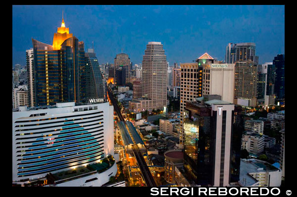 Landcape, vistas de Sukhumvit Road, tren del cielo, Westin, Sheraton y rascacielos de Sofitel Bangkok Sukhumvit. Bangkok. Tailandia. Celebre L arte de vivir en uno de los mundos ciudades más vibrantes y en una de sus mejores hoteles Sofitel Bangkok Sukhumvit. Anticipar una bienvenue exuberante o la bienvenida en el corazón de esta ciudad animada y cosmopolita. Saboree la azotea champán L'Occitane perfumados Journeys spa exploraciones de innovadores entrenamientos asiática y europea cocina medianoche y nada de la tarde en medio de un exuberante paisaje nueve pisos de altura. El centro de Bangkok hoteles de 345 habitaciones y suites calmar sus sentidos con sofisticada rodea de mármol de madera de arte moderno de sistemas de cine en casa baños de lujo de la firma Sofitel MyBeds y paisajes urbanos panorámicas. Para sus bodas reuniones y eventos Bangkok encontrar una casa inspirado y elegante en Le Grand Ballroom y salones de estilo Parisien íntimas. Mientras tanto los viajeros de negocios encuentran una amplia gama de servicios de hotel de negocios de expertos que atienden a sus necesidades. Ya sea para quedarse en nuestro hotel de lujo de Bangkok de 5 estrellas para negocios o placer que disfrute de una de las mejores ubicaciones de la ciudad. El hotel se encuentra en Sukhumvit Road una de las arterias principales de Bangkok y lugares que pasos del Skytrain BTS y metro MRT.