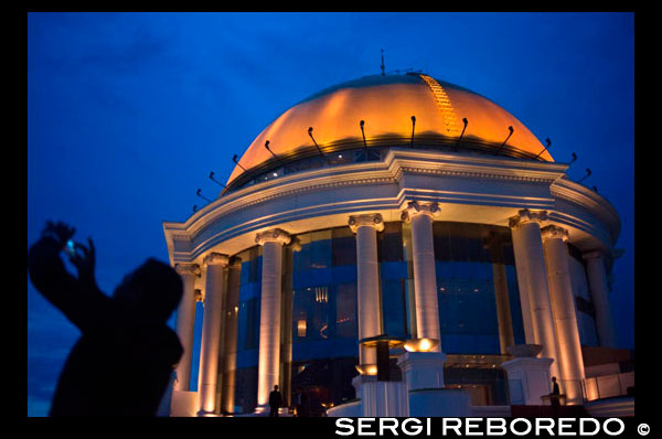 Piso 55, arquitectura, Asia, Bangkok, capital, Centara Grand, río Chao Praya, Ciudad, cócteles, cúpula, Bebidas, oscuridad, bar en la azotea Lebua St. Sirocco en el hotel Lebua, Bangkok, Tailandia. La sensación de "haber llegado" en uno de los restaurantes más emblemáticos de Bangkok comienza con la subida al piso 63 y el paseo por la escalera artísticamente iluminado, con la ciudad a sus pies y las cepas calmantes de la banda de jazz de resonancia a través de la cálida brisa. Sirocco es la mayor del mundo todo restaurante al aire libre y "Sky Bar", ubicado en el piso 64 de la Torre Estado en Bangkok, Tailandia, que es el segundo edificio más alto de Tailandia. El restaurante con capacidad para 150 abrió sus puertas en el invierno de 2003. Su principal característica es un espectacular 270 ° panorama del río Chao Phraya y la ciudad de Bangkok. Sirocco fue diseñado por la firma global de diseño arquitectónico y de interiores, dwp | Design Partnership Worldwide con el equipo de diseño dirigido por el Director Ejecutivo, Scott Whittaker. Sirocco sirve comida mediterránea y tiene una banda en vivo todas las noches.