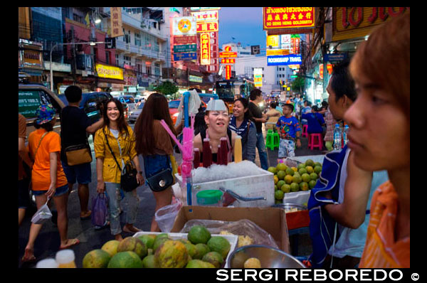 Restaurantes y vida nocturna en la carretera Thanon Yaowarat en la noche en el céntrico barrio de Chinatown de Bangkok, Tailandia. Yaowarat y Phahurat es multicultural barrio de Bangkok, situada al oeste de Silom y sureste de Rattanakosin. Yaowarat Road es el hogar de la comunidad china grande de Bangkok, mientras que los de etnia india se han congregado alrededor Phahurat Road. Durante el día, Yaowarat no se ve muy diferente de cualquier otra parte de Bangkok, aunque el barrio se siente como un gran mercado de la calle y hay algunas joyas ocultas esperando a ser explorado. Pero por la noche, los letreros de neón resplandecientes con caracteres chinos están encendidos y las multitudes de los restaurantes se dejan caer por las calles, convirtiendo la zona en una miniatura de Hong Kong (menos los rascacielos). Phahurat es un lugar excelente para la compra de telas, accesorios y objetos religiosos. Una visita a la zona no está completa sin contar con algunos de sus manjares sorprendentes que se venden por una absoluta ganga - como nido de pájaro o algunos curries indios. El barrio chino de Bangkok es una atracción turística popular y un refugio de alimentos para gourmands de nueva generación que se reúnen aquí después del atardecer para explorar la vibrante cocina a pie de calle. A la hora del día, no es menos concurrido, como hordas de compradores descienden sobre esta franja de 1 km y adyacente Charoenkrung camino para obtener valor de un día de primera necesidad, el oro del comercio, o pagar una visita a uno de los templos chinos. Repleto de puestos de mercado, restaurantes callejeros y una densa concentración de tiendas de oro, el barrio chino es una experiencia que no te pierdas. La energía que emana de sus interminables filas de madera casas-tienda es llano contagiosa - que le mantendrá con ganas de volver por más. Planifique su visita durante los grandes festivales, como el Año Nuevo Chino, y verá Bangkok Chinatown en su mejor momento.