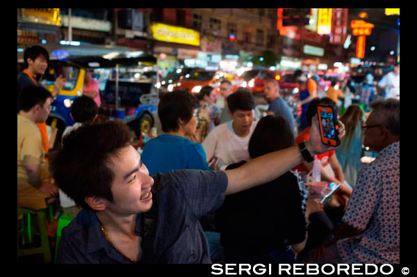 Restaurantes y vida nocturna en la carretera Thanon Yaowarat en la noche en el céntrico barrio de Chinatown de Bangkok, Tailandia. Yaowarat y Phahurat es multicultural barrio de Bangkok, situada al oeste de Silom y sureste de Rattanakosin. Yaowarat Road es el hogar de la comunidad china grande de Bangkok, mientras que los de etnia india se han congregado alrededor Phahurat Road. Durante el día, Yaowarat no se ve muy diferente de cualquier otra parte de Bangkok, aunque el barrio se siente como un gran mercado de la calle y hay algunas joyas ocultas esperando a ser explorado. Pero por la noche, los letreros de neón resplandecientes con caracteres chinos están encendidos y las multitudes de los restaurantes se dejan caer por las calles, convirtiendo la zona en una miniatura de Hong Kong (menos los rascacielos). Phahurat es un lugar excelente para la compra de telas, accesorios y objetos religiosos. Una visita a la zona no está completa sin contar con algunos de sus manjares sorprendentes que se venden por una absoluta ganga - como nido de pájaro o algunos curries indios. El barrio chino de Bangkok es una atracción turística popular y un refugio de alimentos para gourmands de nueva generación que se reúnen aquí después del atardecer para explorar la vibrante cocina a pie de calle. A la hora del día, no es menos concurrido, como hordas de compradores descienden sobre esta franja de 1 km y adyacente Charoenkrung camino para obtener valor de un día de primera necesidad, el oro del comercio, o pagar una visita a uno de los templos chinos. Repleto de puestos de mercado, restaurantes callejeros y una densa concentración de tiendas de oro, el barrio chino es una experiencia que no te pierdas. La energía que emana de sus interminables filas de madera casas-tienda es llano contagiosa - que le mantendrá con ganas de volver por más. Planifique su visita durante los grandes festivales, como el Año Nuevo Chino, y verá Bangkok Chinatown en su mejor momento.