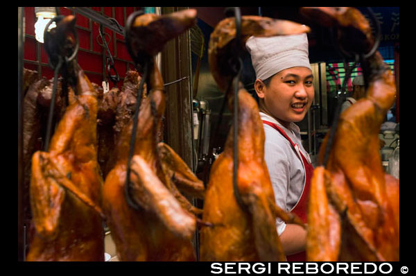 Cuina i rostit capvespre en un repetíem. Mercat de Bangkok Chinatown, Tailàndia. Carretera Thanon Yaowarat a la nit al cèntric barri de Chinatown de Bangkok, Tailàndia. Yaowarat i Phahurat és multicultural barri de Bangkok, situada a l'oest de Silom i sud-est de Rattanakosin. Yaowarat Road és la llar de la comunitat xinesa gran de Bangkok, mentre que els d'ètnia índia s'han congregat al voltant Phahurat Road. Durant el dia, Yaowarat no es veu molt diferent de qualsevol altra part de Bangkok, encara que el barri se sent com un gran mercat del carrer i hi ha algunes joies ocultes esperant a ser explorat. Però a la nit, els rètols de neó resplendents amb caràcters xinesos estan encesos i les multituds dels restaurants es deixen caure pels carrers, convertint la zona en una miniatura de Hong Kong (menys els gratacels). Phahurat és un lloc excel·lent per a la compra de teles, accessoris i objectes religiosos. Una visita a la zona no està completa sense comptar amb alguns dels seus menjars sorprenents que es venen per una absoluta ganga - com niu d'ocell o alguns curris indis. El barri xinès de Bangkok és una atracció turística popular i un refugi d'aliments per gourmands de nova generació que es reuneixen aquí després del capvespre per explorar la vibrant cuina a peu de carrer. A l'hora del dia, no és menys concorregut, com hordes de compradors descendeixen sobre aquesta franja d'1 km i adjacent Charoenkrung camí per obtenir valor d'un dia de primera necessitat, l'or del comerç, o pagar una visita a un dels temples xinesos. Ple de llocs de mercat, restaurants de carrer i una densa concentració de botigues d'or, el barri xinès és una experiència que no et perdis. L'energia que emana de les seves interminables files de fusta cases-botiga és pla contagiosa - que el mantindrà amb ganes de tornar per més. Organitzeu la vostra visita durant els grans festivals, com l'Any Nou Xinès, i veurà Bangkok Chinatown en el seu millor moment.