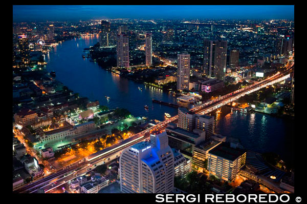 Vistas panorámicas y landcape de Bangkok del Sirocco azotea. Tailandia. Asia, Bangkok, capital, Centara Grand, río Chao Praya, Ciudad, cócteles, cúpula, Bebidas, oscuridad, bar en la azotea Lebua St. Sirocco en el hotel Lebua, Bangkok, Tailandia. La sensación de "haber llegado" en uno de los restaurantes más emblemáticos de Bangkok comienza con la subida al piso 63 y el paseo por la escalera artísticamente iluminado, con la ciudad a sus pies y las cepas calmantes de la banda de jazz de resonancia a través de la cálida brisa. Sirocco es la mayor del mundo todo restaurante al aire libre y "Sky Bar", ubicado en el piso 64 de la Torre Estado en Bangkok, Tailandia, que es el segundo edificio más alto de Tailandia. El restaurante con capacidad para 150 abrió sus puertas en el invierno de 2003. Su principal característica es un espectacular 270 ° panorama del río Chao Phraya y la ciudad de Bangkok. Sirocco fue diseñado por la firma global de diseño arquitectónico y de interiores, dwp | Design Partnership Worldwide con el equipo de diseño dirigido por el Director Ejecutivo, Scott Whittaker. Sirocco sirve comida mediterránea y tiene una banda en vivo todas las noches.