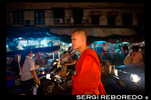 Monjo a la nit a Pak Khlong Talat, Mercat de les flors, Bangkok, Tailàndia. Pak Khlong Talat és un mercat a Bangkok, Tailàndia, que ven flors, fruites i verdures. És el mercat de flors primària a Bangkok i ha estat citat com un "lloc de [] de valors simbòlics" als residents de Bangkok. Està situat a Chak Phet Road i carrerons adjacents, a prop de Memorial Bridge. Tot i que el mercat està obert les 24 hores, és més actiu abans de l'alba, quan els vaixells i els camions arriben amb les flors de les províncies properes. El mercat té una llarga història. Durant el regnat de Rama I (1782-1809), un mercat flotant va tenir lloc al lloc de la moderna Pak Khlong Talat; pel regnat de Rama V (1868-1910), que havia canviat a un mercat de peix. El mercat de peix es va convertir posteriorment al mercat de productes d'avui, que ha existit durant més de 60 anys. L'enfocament del mercat ha canviat a partir de productes de flors com el mercat Talat tailandesa a les afores de Bangkok s'ha convertit en un lloc més atractiu per als productes majoristes. La majoria de les flors que es venen al mercat són lliurats de Nakhon Pathom, Samut Sakhon, i les províncies de Samut Songkhram, encara que les flors que requereixen temperatures més fresques que creixen poden venir de llocs tan llunyans com Chiang Mai o Chiang Rai. Selecció del producte del mercat és molt àmplia i es lliura de tot el país.