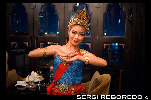Rendiment tailandès dansa clàssica a Salathip Restaurant, Hotel, Shangri La, Bangkok, Tailàndia, Àsia. Salathip és a prop de Nova Carretera a Soi Wat Suan Phlu i està dins el Shangri-La Hotel, Bangkok. Que serveix plats tradicionals i clàssics per les aigües que flueixen del riu Chao Phraya, el "riu dels reis". Les actuacions tradicionals tailandesos allotjats al restaurant (7-10 pm durant la setmana) sens dubte mantindrà enganxat al centre de l'escenari. I si tens sort, fins i tot es pot promulgar una història que està estretament lligada a la cultura hindú! No es sorprengui si es promulguen el Ramayana davant dels seus propis ulls! Els clients poden relaxar-se a l'interior, o bé optar per menjar a l'aire lliure al costat del riu, que pot aconseguir refrescant causa d'un ambient ventós suau durant la nit. L'únic inconvenient és els nombrosos mosquits, però ¿qui pot culpar per voler gaudir de l'entorn natural pintoresc també? Encara que hi ha repel·lents de mosquits col·locats sota la taula, el restaurant, en qualsevol cas, ho compensa amb escreix qualsevol nuisances.Imagine un dinar tradicional tailandesa en un ambient elegant al costat d'un riu romàntic. Bell, ¿no és així? Creació d'una escena treta d'una pel·lícula quixotesca, Salathip té un ajustament perfecte amb espectacles de dansa en viu, pel que els seus recursos i impressiona a tots els nivells.