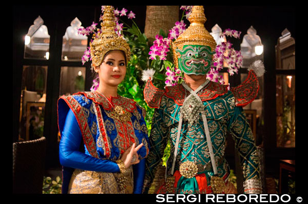 Rendimiento tailandés danza clásica en Salathip Restaurante, Hotel, Shangri La, Bangkok, Tailandia, Asia. Salathip está ubicado cerca de Nueva Carretera en Soi Wat Suan Phlu y está dentro del Shangri-La Hotel, Bangkok. Que sirve platos tradicionales y clásicos por las aguas que fluyen del río Chao Phraya, el "río de los reyes". Las actuaciones tradicionales tailandeses alojados en el restaurante (7-10 pm durante la semana) sin duda mantendrá pegado al centro del escenario. Y si tienes suerte, incluso se puede promulgar una historia que está estrechamente ligada a la cultura hindú! No se sorprenda si se promulgan el Ramayana delante de sus propios ojos! Los huéspedes pueden relajarse en el interior, o bien optar por comer al aire libre junto al río, que puede conseguir refrescante debido a un ambiente ventoso suave durante la noche. El único inconveniente es los numerosos mosquitos, pero ¿quién puede culparlos por querer disfrutar del pintoresco entorno también? Aunque hay repelentes de mosquitos colocados debajo de la mesa, el restaurante, en cualquier caso, lo compensa con creces cualquier nuisances.Imagine una comida tradicional tailandesa en un ambiente elegante junto a un río romántico. Hermoso, ¿no es así? Creación de una escena sacada de una película quijotesca, Salathip tiene un ajuste perfecto con espectáculos de danza en vivo, por lo que sus recursos e impresiona a todos los niveles.