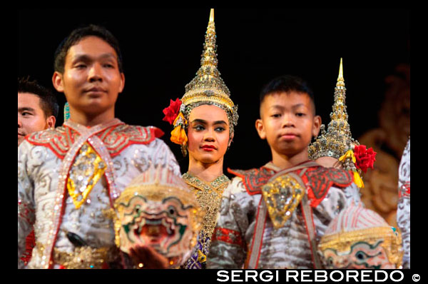 Thai classical dance performance at Salachalermkrung theater in Bangkok, Thailand. Khon-Thai Classical Masked Dance at the Sala Chalermkrung Royal Theatre On the Anspicious Occasion to the Throne, the Sala Chalermkrung Foundation, the Crown Property Bureau and the Tourism Authority of Thailand jointly organized the Khon-Thai Classical Masked Performance entitled 'Pra Chakrawatan' during December 2005 - july 2006 at the sala Chalermkrung Royal Theatre. The Sala Chalermkrung Royal Theatre now proundly present a new episode of Khon-Masked Dance entitled 'Hanuman Chankamhaeng', an excerpt from Ramakien story. This performance is also to celebrate the Auspicious Occasion of the 60th Anniversary Celebrations of His Majesty the King's Accession to the Throne. 'Hanuman' is a white monkey warrior, whose duty is to assist the righteous King 'Rama' to fight with the demon King 'Totsakan'. The 'Hanuman Chankamhaeng' performance depicts the life of Hanuman since he was born and became valiant soldier who helped king rama win againt Totsakan, and Hanuman was later promoted. This spectacular episode has 60 performers, with elaborate dress specially designed for this specific dance. It involves highly traditional singing, dancing, acting, acrobatics and music.