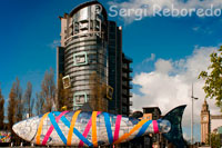 El Big Fish también llamado el Bigfish es una escultura mosaico de cerámica impresa por John Kindness 10 metros de largo construido en 1999 en Donegall Quay, en Belfast, cerca de el Mirador de Lagan y Custom House. La imagen de la Big Fish aparece en Belfast Irlanda del Norte y materiales relacionados con el turismo. La piel exterior de los peces es un revestimiento de azulejos de cerámica decorados con textos e imágenes relacionados con la historia de Belfast. El material de la época Tudor de presentar los titulares de periódicos del día se incluyen junto con las contribuciones de Belfast niños en edad escolar (entre ellas un soldado y una fritada de Ulster). El Museo del Ulster de la fuente primaria de imágenes históricas, mientras que las escuelas locales y centros de día ubicados a lo largo de la línea del río Farset fueron abordados para proporcionar planos para los peces. Las imágenes fueron proporcionados por la Escuela Primaria de Glenwood, Comgalls St y Centros de Día de Everton. El Big Fish también contiene una cápsula del tiempo el almacenamiento de información / images / poesía en la ciudad.