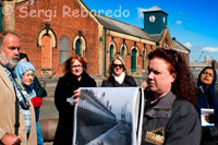 Una guía muestra la historia del dique seco Thompson. Una parte icónica de la historia industrial de Irlanda del Norte y el más grande hito auténtico Titanic en el mundo se está dando una nueva vida después de recibir 1,5 millones de libras para asegurar su preservación. El dique seco de Thompson, que ha dividido el dique seco desde el mar durante más de un siglo, ha ido cayendo en desuso en los últimos años. Las inundaciones son también la mayor amenaza que podría resultar en el área dañada es significativamente ministro de Medio Ambiente Alex Attwood anunció la importante inversión realizada el jueves - la mayor inversión individual en la historia por el Departamento de Energía en apoyo de un monumento histórico programado. El trabajo ha comenzado a proteger el 880ft largo muelle graving Thompson que es una parte clave de la infraestructura histórica de los astilleros de Belfast, y está programada para la protección del artículo 3 de los monumentos históricos y objetos arqueológicos (NI), de 1995. La obra consiste en la creación de una estructura permanente en el estilo de una puerta fuera de la Puerta del Dique original. Actualmente en construcción es una ataguía temporal, que proporcionará un área seca de trabajo alrededor de la puerta original y ranura Titanic. Esto permitirá la construcción de la estructura permanente para salvaguardar el muelle. El proyecto es una empresa conjunta por la Agencia del Departamento de Energía del Norte Irlanda del Medio Ambiente, que financia el programa, y ??de Irlanda del Norte Parque de las Ciencias, que están a cargo del mantenimiento del muelle. Sr. Attwood, dijo: "La importancia del dique seco Thompson debe ser reconocido, cuando se terminó en 1911 fue el dique seco más grande del mundo y sin que el Titanic y sus naves hermanas olímpico y británica, no podría haber sido completadas. "El muelle es ahora más de 100 años de edad y es importante que tomemos medidas para asegurar su viabilidad a largo plazo. El trabajo no sólo preservar la Puerta del Dique original, sino que también permitirá un mejor acceso público a la base y el piso del muelle de trabajo. "  ¿Quién podría conocer el Titanic mejor que la ciudad que lo construyó? Deja que Belfast comparta lo que sabe. Un recorrido del barco está fuera de nuestro alcance, pero el Titanic Boat Tour, sí que navega por los lugares más representativos del Titanic en la ciudad, incluyendo el astillero, la grada y el puerto. Un recorrido guiado realizado por un familiar del ingeniero del Titanic que naufragó con su barco es otra experiencia que sin duda te hará revivir la historia tal y como fue.