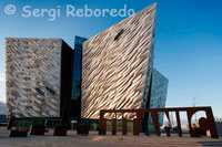 Una placa de acero gigante de nombre de marca la entrada a la experiencia de Titanic de Belfast el 27 de marzo de 2012 en Belfast, Irlanda del Norte. La experiencia de Titanic de Belfast es una nueva apertura de £ 90 millones atracción de visitantes el 31 de marzo de 2012. Hace cien años el viaje inaugural del Titanic desafortunado de pasajeros se hundió después de chocar con un iceberg en el Atlántico en la noche del 14 de abril de 1911 con la pérdida de vidas 1517.