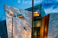 Els seus creadors descriuen Titanic de Belfast ® com una "visita obligada" visita en qualsevol viatge de Belfast i Irlanda del Nord. Ja, els operadors turístics estan programant el 2012 als seus horaris. Al novembre de 2011 National Geographic va identificar Titanic de Belfast com el principal atractiu per als visitants a mirar cap endavant en l'any 2012, després de nomenar Belfast entre les principals destinacions turístiques del món, 20 per a l'any, i el va descriure com "una ciutat capital de l'ambició Titanic que s'està redefinint en els ulls del món ". No és casualitat que el temps que es trigarà a construir és un mirall de la construcció del RMS Titanic. Tampoc és coincidència que la forma d'arquitecte, ultra-modern Eric Kuhne l'edifici s'assembla als cascos dels quatre vaixells. L'alçada i la posició de l'edifici són també una referència a la grada número 2, on Titanic va ser construït i la presència imponent que exercia sobre l'illa de la Reina.