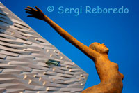 Una escultura titulada "Titancia 'marca l'entrada a l'experiència de Titanic de Belfast el 27 de març de 2012 a Belfast, Irlanda del Nord. L'experiència de Titanic de Belfast és una nova obertura de £ 90.000.000 atracció de visitants el 31 de març de 2012. Fa cent anys el viatge inaugural del Titanic desafortunat de passatgers es va enfonsar després de xocar amb un iceberg a l'Atlàntic en la nit del 14 d'abril de 1911 amb la pèrdua de vides 1517.