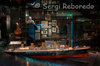 Ulster Folk & museo del transporte. Una experiencia de la historia de la vida en el Museo Folklórico al aire libre, Holywood, Co Down. Exposiciones del Titanic. Camina por las calles históricas y cumplir con la gente que construyó la nave y vivió en su tiempo. Chat para la remachadora astillero en su casa, visite Tienda de Baird de impresión para obtener su propio boleto de lanzamiento de Titanic, o se visten con trajes de la época para una foto de familia con una diferencia. Una bolsa extra grande de dulces serán necesarios en la tienda de la esquina de estilo antiguo, antes de dirigirse a la Casa de imagen para disfrutar de películas relacionadas con el Titanic.