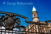 Tienda de Robinson y Cleaver se abrió en la Plaza del Castillo en 1874, antes de trasladarse a la calle principal unos años más tarde. Después de otros siete años, Robinson y Cleaver había establecido el comercio más grande de correos en la ciudad. Joven y MacKenzie construyeron su nueva tienda en la esquina de Donegall Place y Donegall Square, por lo que "el uso dramático de su sitio en la esquina más ventajosa». Originalmente un almacén de ropa, el edificio tenía seis pisos, una torre de reloj, las cúpulas de cobre, conopiales y una bandada de querubines tallados Donatello por Harry Helms de Exeter. También se publican los 50 cabezas de piedra de los clientes supuestamente de la empresa, incluyendo la reina Victoria, el Emperador y la Emperatriz de Alemania, Dufferin Señora, y Washington general, además de referencias simbólicas a mercados distantes. El edificio de estilo victoriano fue terminado en 1888. La tienda de clase alta era muy exigente en la selección de su personal. El personal sabía de su clientela, e hizo hincapié en el servicio personal, con los clientes regularmente notificados de nuevos elementos. Conocida como "la vieja", la tienda se destaca por sus atractivos escaparates y decoraciones estacionales en circulación. También contenía una magnífica escalera de mármol.