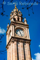 El reloj de Albert Memorial es una torre de reloj de altura situada en la Plaza de la Reina en Belfast, Irlanda del Norte. Fue terminado en 1869 y es uno de los hitos más conocidos de Belfast. En 1865 un concurso para el diseño de un monumento a finales de consorte de la reina Victoria Prince, el Príncipe Alberto, fue ganada por el WJ-Barre, que había diseñado antes del Ulster de Belfast Hall. Inicialmente Barre no se ha concedido su premio y el contrato se le dio en secreto a Lanyon, Lynn, y Lanyon, que había llegado segundo. A raíz de la protesta pública la adjudicación del contrato eventual a Barre. El costo de construcción de 2.500 libras (2011: £ 181.000) fue levantado por suscripción popular. El monumento de piedra arenisca fue construido entre 1865 y 1869 por Fitzpatrick constructores Brothers y se encuentra 113 metros de altura en una mezcla de estilos gótico francés e italiano. La base de la torre cuenta con arbotantes con leones heráldicos. Una estatua del Príncipe en la túnica de un caballero de la liga se encuentra en el lado oeste de la torre y fue esculpida por San Francisco Lynn. Una campana de dos toneladas se encuentra en la torre y el reloj fue hecho por Francis Moore, de High Street, en Belfast. Como resultado de haber sido construidas sobre pilotes de madera en terrenos pantanosos, recuperada en todo el Farset río, la parte superior de la torre se inclina cuatro pies fuera de la perpendicular. Debido a este movimiento, un trabajo ornamental en el campanario se retiró en 1924, junto con un dosel de piedra sobre la estatua del Príncipe. Siendo situado cerca de los muelles, la torre fue una vez famoso por ser frecuentado por prostitutas que ejercen su oficio con los marineros que visitan. Sin embargo, en los últimos años se ha convertido la regeneración de la Plaza de la Reina y la Plaza de los alrededores de Custom House en espacios públicos atractivos y modernos con árboles, fuentes y esculturas. En 1947, la película de salida Odd Man fue filmada en parte en Belfast, con el reloj de Albert como una ubicación central, aunque ni la ciudad ni el reloj se identifica explícitamente. El reloj fue dañado en una explosión Republicano Irlandés Provisional bomba del Ejército afuera de la Casa del Río cerca de High Street, el 6 de enero de 1992.