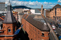 Bar Bittle o Flatiron de Belfast. Aquest edifici va ser construït el 1826, 77 anys abans que el Flatiron a Nova York. Aquest edifici en forma de planxa de ferro en un lot de cantonada estranya em va cridar l'atenció mentre caminava al llarg del costat est del centre de la ciutat. Per desgràcia, s'asseu a l'extrem més allunyat de la zona de vianants del centre de la ciutat i al llarg d'un carrer de diversos carrils i sortida d'estacionament subterrani, el que limita l'activitat al seu voltant. Crec que al final torreta-com, el sostre en forma de con, i la crema d'arcs de maó de la ciutat per sobre de les finestres donen a l'edifici un munt de caràcter. Bittle és un segle 19 triangular edifici de maó vermell decorat amb trèvols daurats. L'interior en forma de falca està coberta de pintures dels herois literaris d'Irlanda per l'artista local Joe O'Kane. El lloc d'honor a la paret del fons és un gran llenç que representa Yeats, Joyce, Beckett, Behan i al bar amb gots de cervesa Guinness, i Wilde tirant de les pintes en l'altre costat.