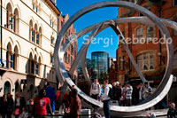El espíritu de Belfast es una escultura de arte público por Dan George en Belfast, Irlanda del Norte. La escultura se dio a conocer el 25 de septiembre de 2009 después de una serie de retrasos y está situado en la Plaza Arturo, cerca del punto principal de acceso a la plaza Victoria. La escultura está construida de acero y un costo de £ 200.000. Al igual que con otras obras de arte públicas en Irlanda del Norte la escultura se ha dado un apodo, el "Onion Rings". La iluminación de color está diseñado para reflejar la textura y la luminosidad de la ropa, mientras que el metal refleja la fuerza y la belleza de la construcción naval, dos aspectos importantes de la historia de Belfast. Espíritu de Belfast es parte de un £ 16m Belfast: Calles proyecto de mejora de calles por delante que tiene como objetivo mejorar el centro de la ciudad [6] Espíritu de Belfast completa la renovación de Arturo Cuadrado.. La escultura fue programado para estar en su lugar en junio de 2008. Sin embargo, después de varios retrasos, no se puso en marcha hasta septiembre de 2009.