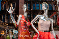 Un aparador d'una de les botigues al centre de Belfast. El centre de la ciutat també té algunes joies exclusives amagades, lluny de l'enrenou i el bullici, la Llibertat Blau, a tocar del carrer Alt, és el paradís de la moda amb una refrescant barreja de magnífics vestits que pengen del sostre. L'àrea Fisherwick acull alguns dels dissenyadors més exclusius, com l'estil empori de Carter, que manté a les nenes elegants de la ciutat i els nois del maluc en els seus temes interessants. Vostè també trobarà Riu / Brasil, Replay, Hilfiger, Miss Sixty i la Ltd, un imant per als amants del dièsel. Fora de la ciutat, el Lisburn Road de Belfast és 'Mile Style', amb boutiques exclusives i de disseny de meques elegants BT9 residents i turistes per igual. La zona comercial és també la llar dels balnearis moderns, cafès, galeries, restaurants i fins i tot una nova Fromagerie i especialistes de xocolata per arrencar. Els nois estan molt on triar també amb sales de neteja personal o serveis d'Hugo Thomas vestit a mida. De la mateixa manera, a l'est de la ciutat, l'avinguda de Bloomfield és ple de boutiques interessants amb una barreja de cafès i salons de bellesa per complementar la barreja d'un dia fora indulgent.