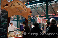 St George’s Market is one of Belfast’s oldest attractions. It was built between 1890 and 1896 and is one of the best markets in the UK and Ireland. It has been voted for numerous local and national titles and awards for its fresh, local produce and great atmosphere.  It holds a weekly Friday Variety Market as well as the City Food and Craft Market on Saturdays. It also hosts a range of events throughout the year. 