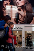 Pandora, una de las tiendas en Victoria Centro Comercial. Joyeros de Pandora. Plaza de la Victoria de entrada, 11 William Street South, Centro de la ciudad de Belfast, BT1 4AR. Pandora acciones de una amplia gama de artículos de joyería, de los pendientes para collares, y con una selección de los encantos y "amar a las vainas de los que se pueden personalizar. Características: Pulseras y brazaletes, pendientes, collares y colgantes, anillos. Transporte más próximo: Puerto Stranraer